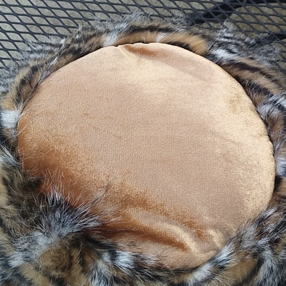 Big fur hat main image 11